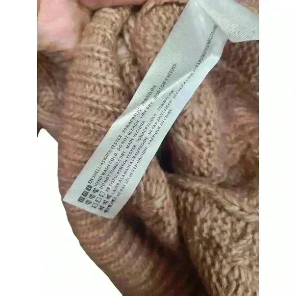 En Saison
Gemma Cable Knit Crew Neck Long Sleeve
Sweater Size Small NWT - Picture 11 of 12